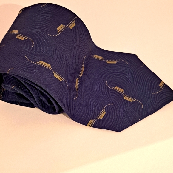 Giorgio Armani Mens Tie. 100% Silk. Blue with gold geometrical design. - Picture 4 of 11